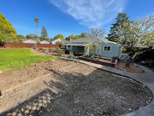Building Photo - Spacious three bedroom home in desirable Windsor neighborhood!