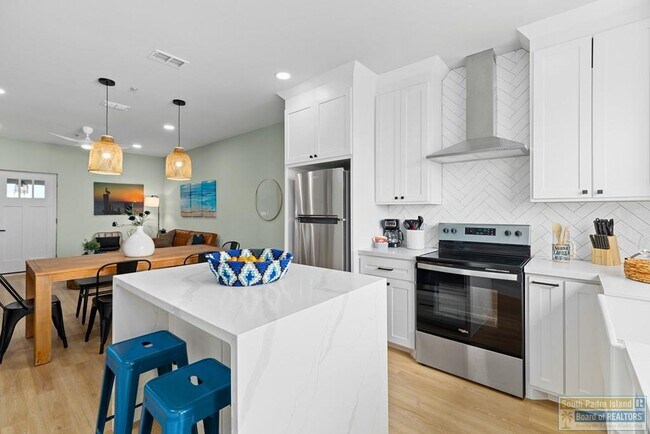 Building Photo - 111 W Sunny Isle Dr