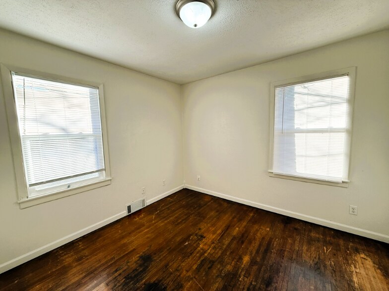 Building Photo - 1114 S Waverly St