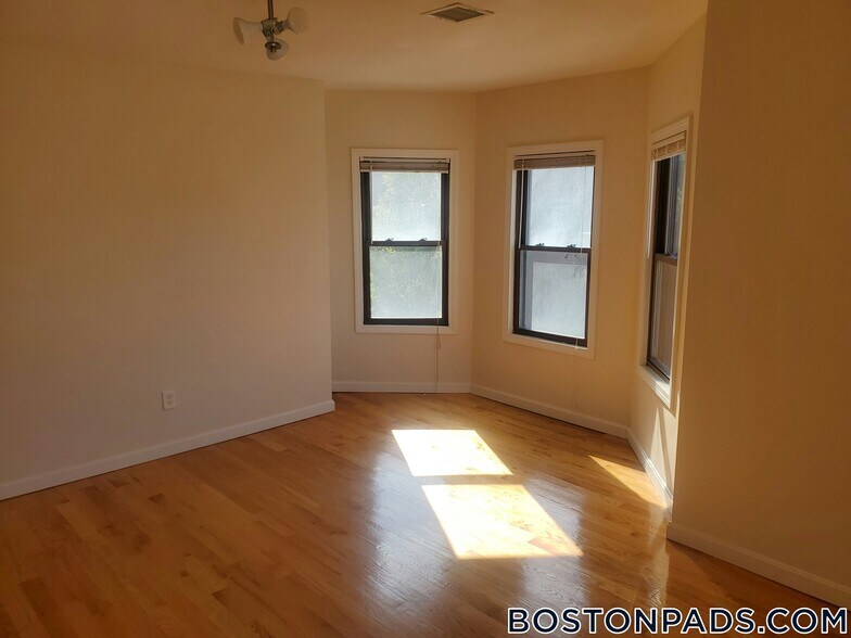 Building Photo - 914 Dorchester Ave