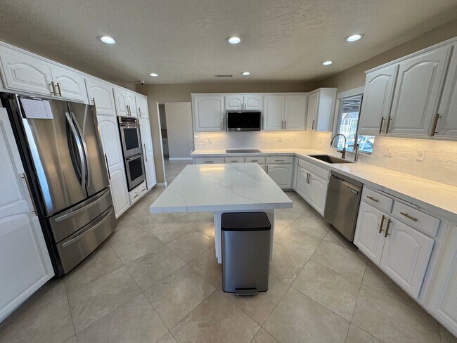Building Photo - Luxury Skyline Ranch Home with Pool & Stunning Views