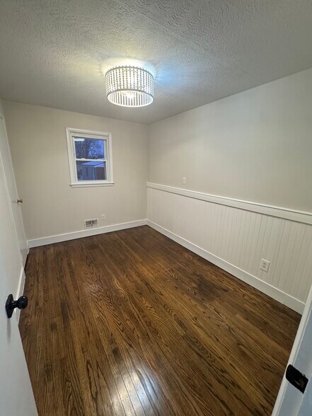 Room #1 - 7903 Canna Dr