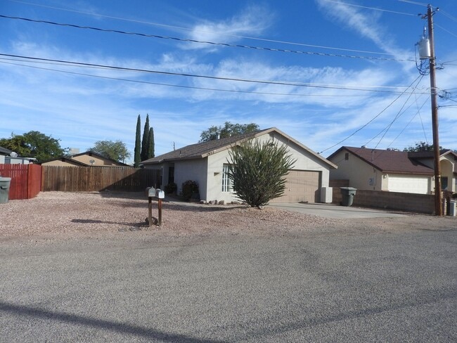 Building Photo - Centrally Located