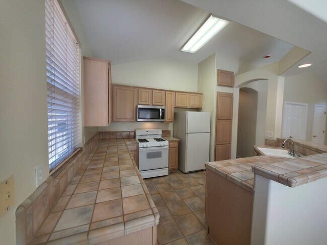 Building Photo - 2 bedroom 2 bath home, 2 car garage, in So...