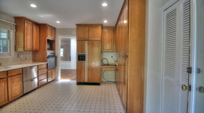 Building Photo - 2121 Middlefield Rd