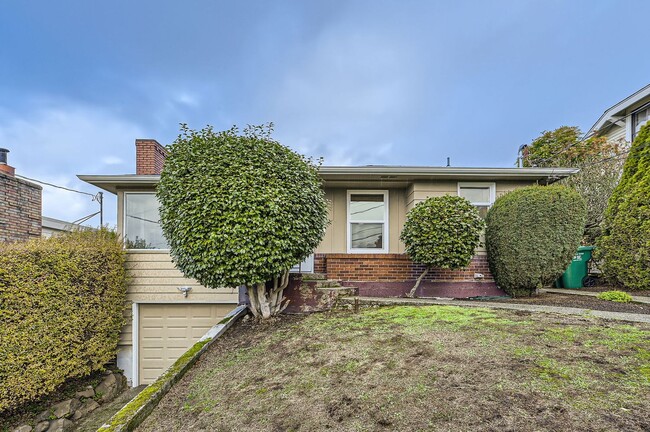 Building Photo - Updated 2bed/1bath Home with Attached Garage in Fremont!!