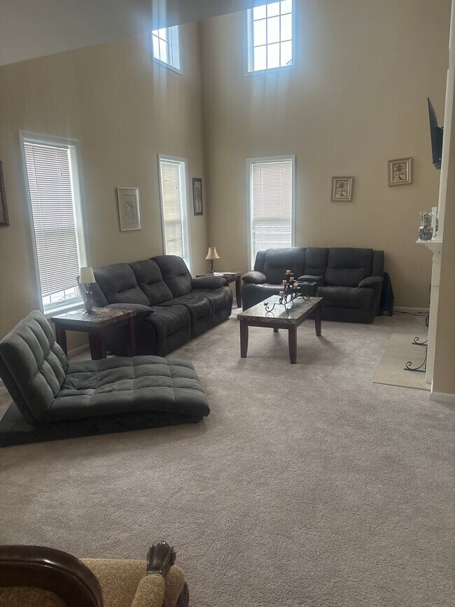 Building Photo - This beautiful 4 bedroom, 3.5 bath home in the highly sought-after Mill Creek neighborhood has it...