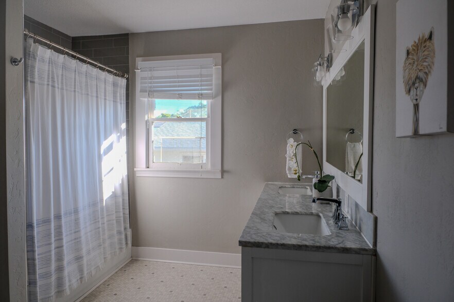 Building Photo - 5532 N Haight Ave