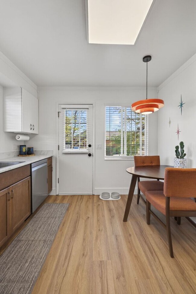 Building Photo - Welcome to Reno Nevada’s Biggest Little BnB !!