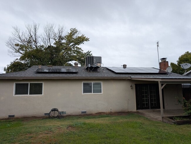 Building Photo - Nice 3 bedroom 2 bathroom Clovis home with modern updates, a nice floor plan and solar. Clovis co...