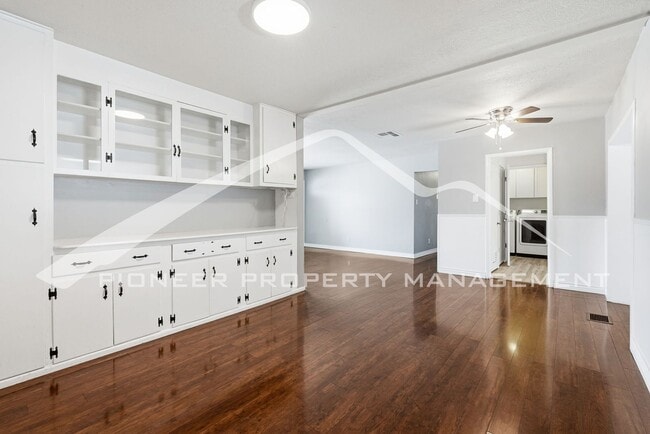 Building Photo - Spacious Home with Office and Fenced Yard