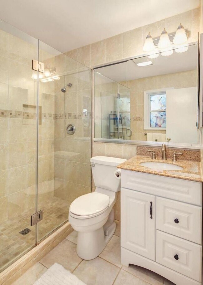 Building Photo - Splendid Split Foyer Home on Cul-de-Sac in...
