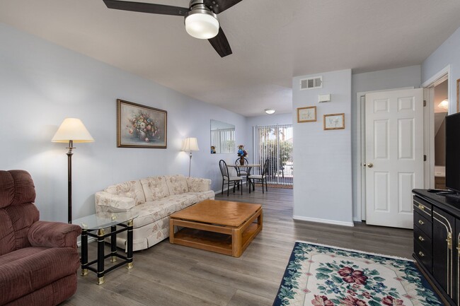 Building Photo - Scenic View Community two-story townhouse ...