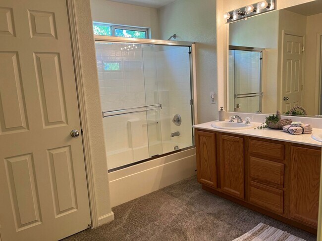 Building Photo - Spacious 4 Bedroom Family Home for Rent in Great Rocklin Location