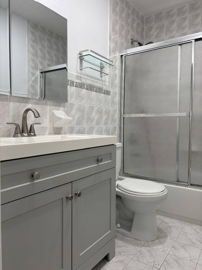 Building Photo - 1233 E 69th St