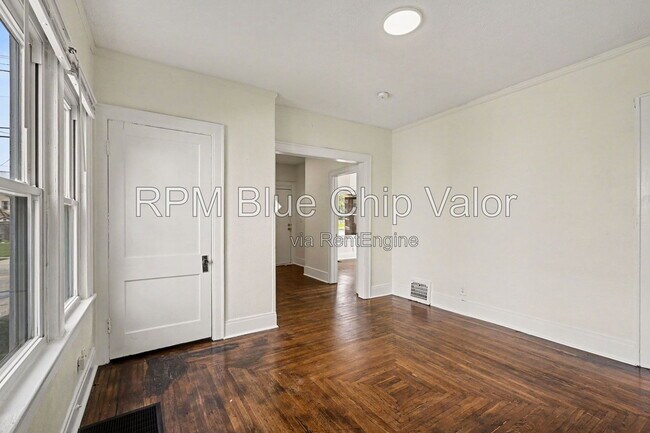 Building Photo - 1832 Woodlawn Ave