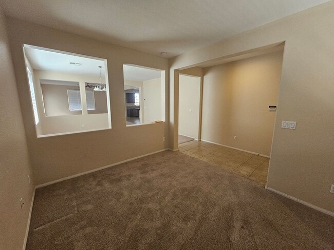 Building Photo - 4 BEDROOM HOME IN MOUNTAINS EDGE