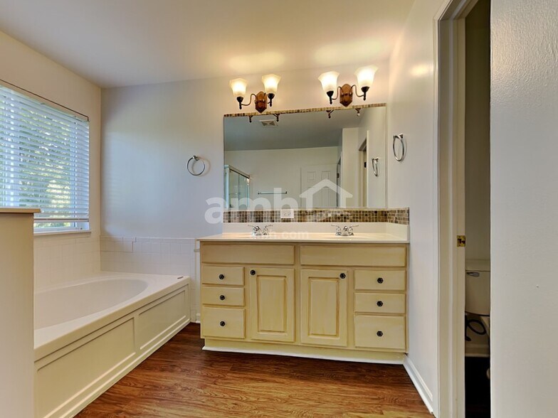 Building Photo - 204 Stearn Dr