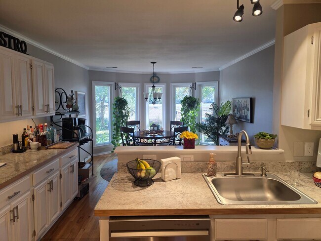 Building Photo - Beautiful 3 bedroom, 2 bath house with one car garage, located on Jonaquins Creek.