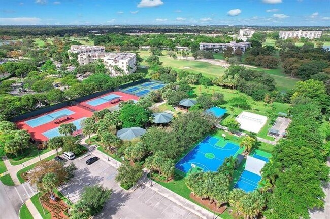 Building Photo - 2801 N Palm Aire Dr