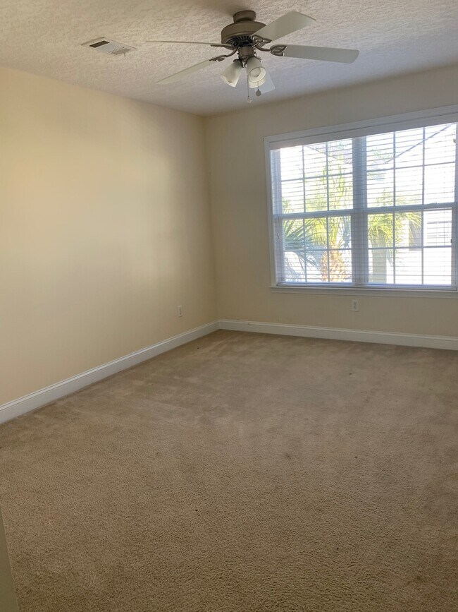 Building Photo - 3 Bedroom Townhome with Open Living Space