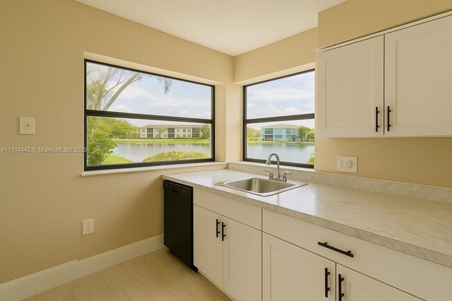 Building Photo - 1080 N Franklin Ave