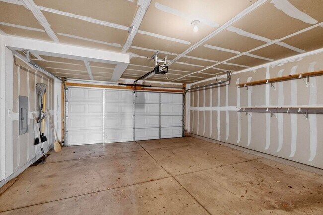 Building Photo - West Side 2/story 3 Bedroom 2.5 Bath 1605/sf 2/CG