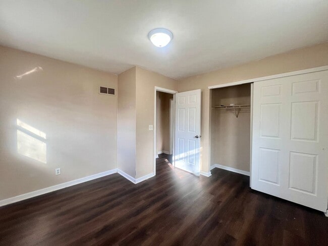 Building Photo - 2 Bedroom Duplex in Davenport