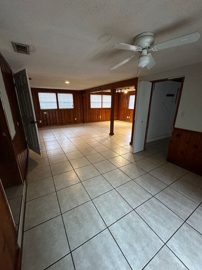 Building Photo - 3 Bed 1 Bath House with Fenced-in Yard. Av...