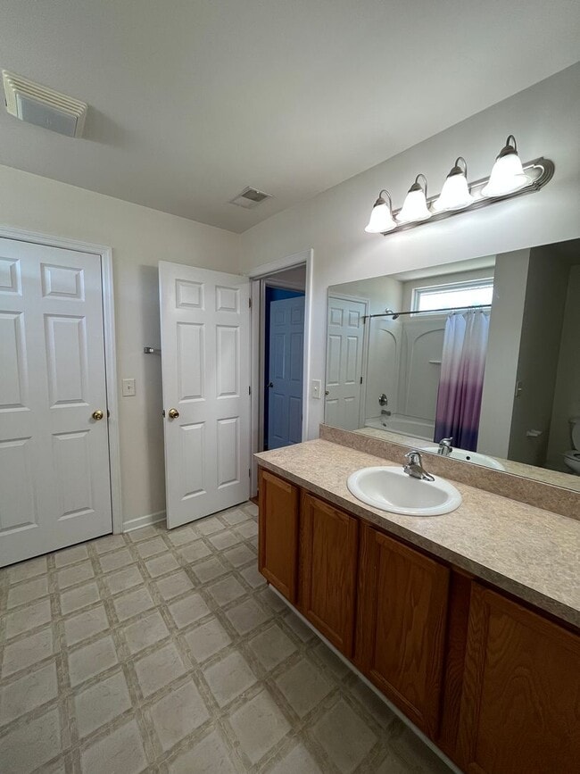 Building Photo - Beautiful 6 Bedroom, 3.5 Bath Home