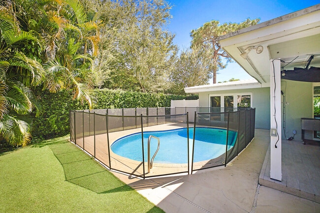 Building Photo - 711 NW 7th Dr