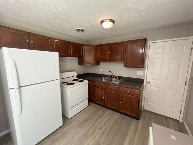 Building Photo - 615 Moss Oak Ave