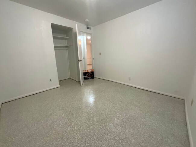 Building Photo - 1124 Vitt Dr