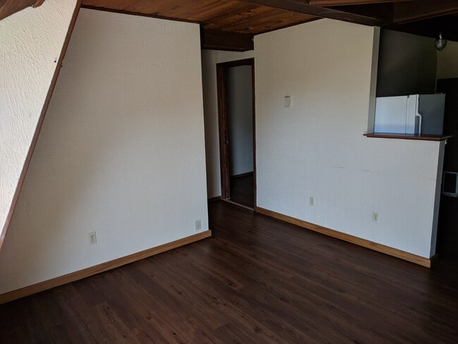 Building Photo - Newly Remodeled Affordable 2 Bedroom 1.5 B...