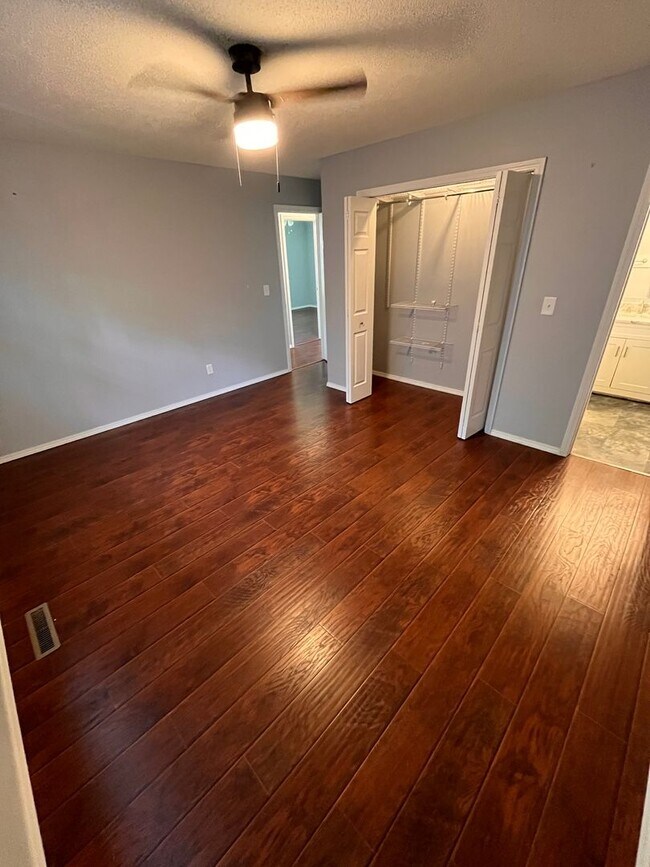 Building Photo - 3-Bed, 2-bath Luxury Southern Hills Designer Home!