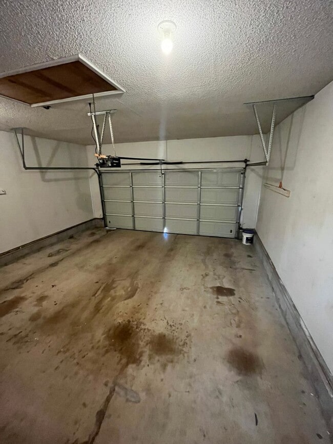 Building Photo - LEASE TAKEOVER: NO DEPOSIT NEEDED !!! Nice 3 Bedroom 2 Bathroom Single Family Home in Joplin MO!