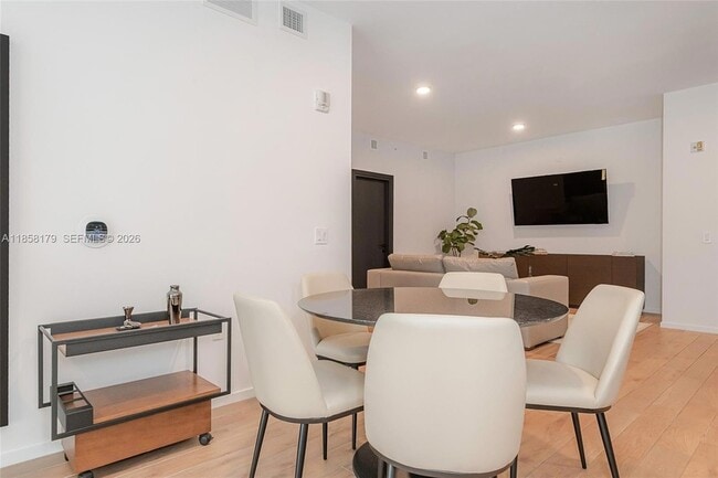 Building Photo - 398 NE 5th St