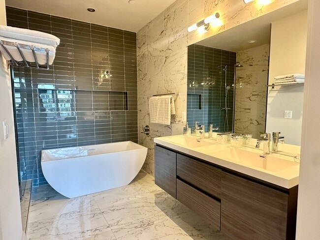 Building Photo - 2 Bedroom 2.5 Bathroom Penthouse with Park...