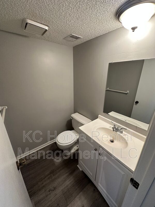 Building Photo - 808 SW Meadowridge Dr