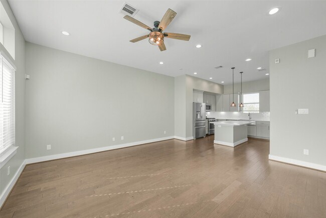 Building Photo - 720 W Donovan St