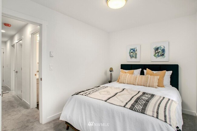 Building Photo - Beacon Hill Living: Contemporary Townhome ...