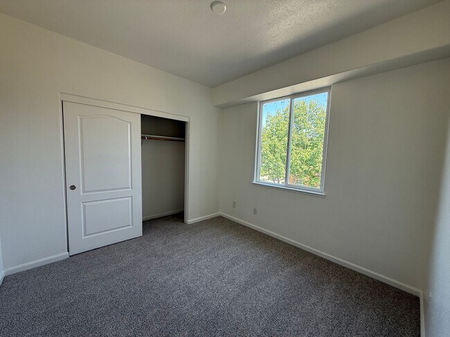 Building Photo - 2-story 4bed 2.5bath home available in Nor...