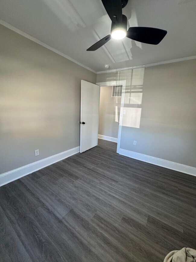 Building Photo - 1200 E Holly St