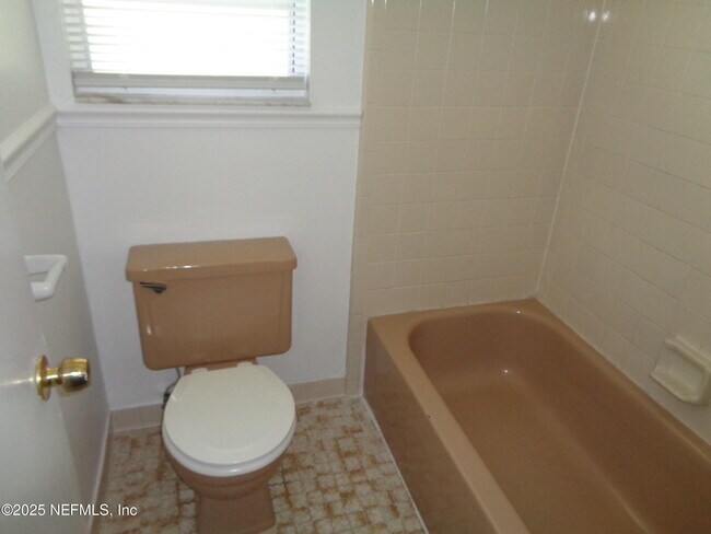 Building Photo - 812 Maplewood Ln