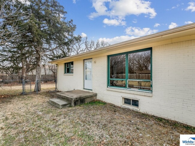 Building Photo - 2 bedroom duplex with bonus room
