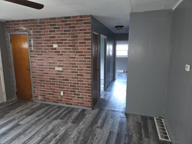 Building Photo - 2401 Eastlawn St