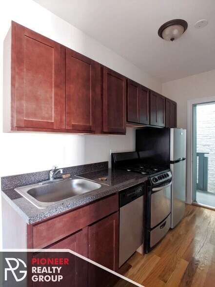 Building Photo - 953 W Cornelia Ave
