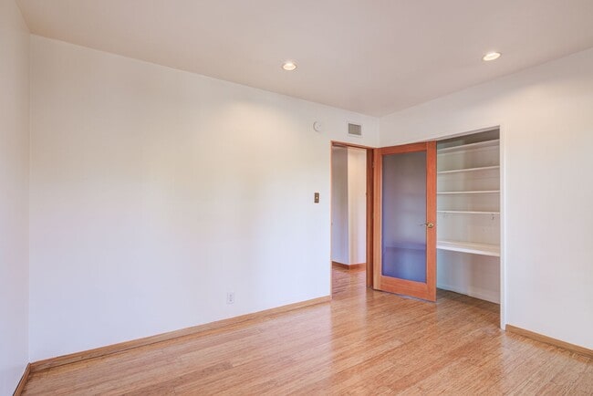 Building Photo - HOLIDAY SPECIAL***2 WEEKS FREE** 3 Bed/2 Bath Oasis in Royal Woods - Available Now