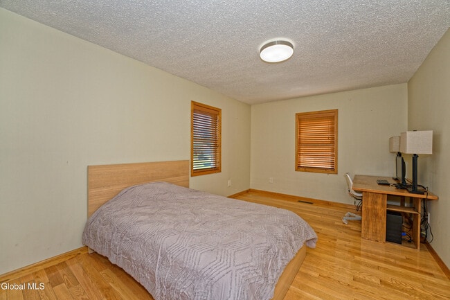 Building Photo - 5 Shamrock Cir