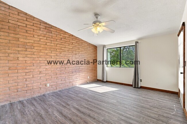 Building Photo - Spacious Three Bedroom/Three Bath Townhome